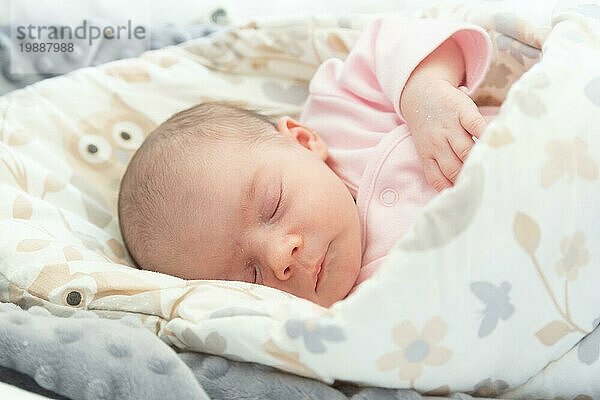 Schlafendes neugeborenes Baby. Nettes kleines Mädchen eine Woche alt zu Hause. Adorable liegend auf der Seite mit Decke bedeckt. Keine Retusche  neugeborene trockene Haut