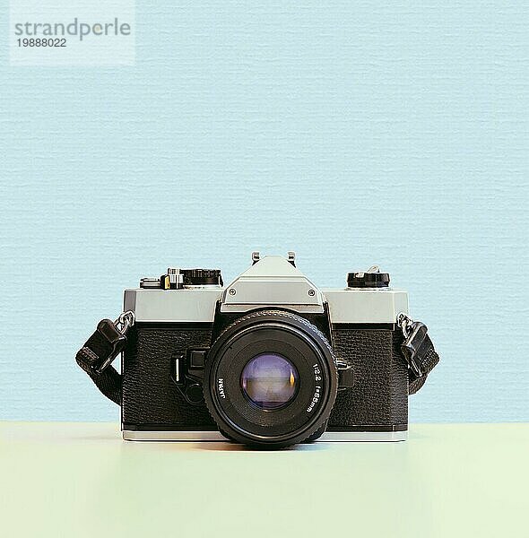 Retro Vintage Fotografie Kamera auf blauem Hintergrund