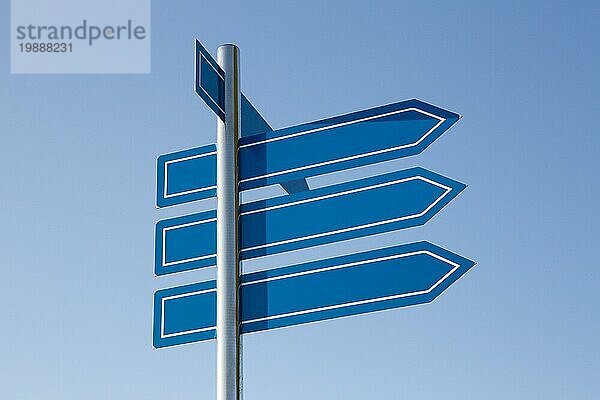 Leeres Schild auf blauem Himmel. Mock up  Vorlage