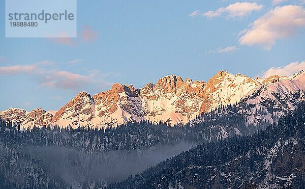 Idyllische Szenerie mit verschneiten Bergen in der Abendsonne  Alpen  Österreich  Europa
