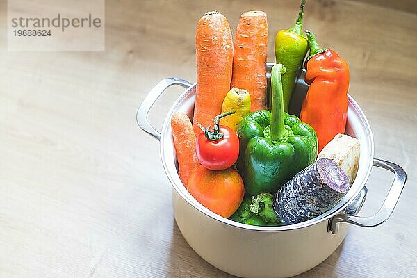 Nahaufnahme von gesundem Gemüse in der Küche  Draufsicht