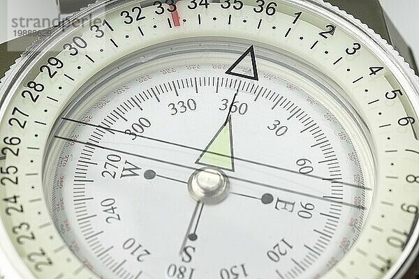 Nahaufnahme eines Kompasses. Konzept zur Orientierung