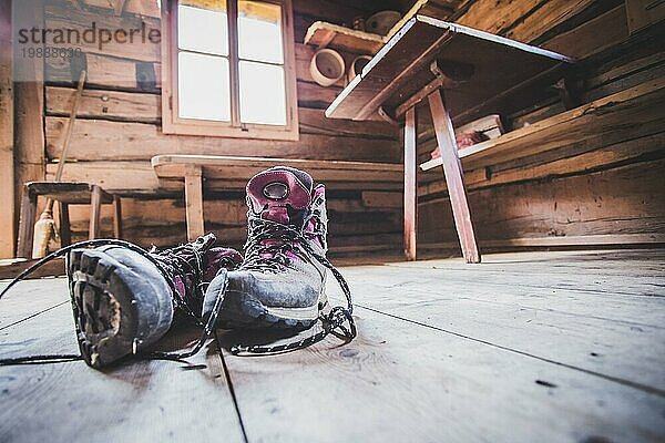 Bergschuhe in einer rustikalen Berghütte  Österreich  Europa