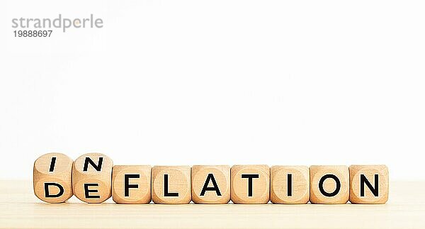 Wort für Inflation oder Deflation in Holzblöcken auf einem Tisch. Raum kopieren