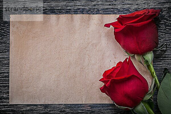 Blank vintage Papier rot natürlichen Rosen auf Holzbrett