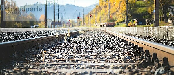 Landschaft einer alten verlassenen Eisenbahn im Herbst. Warmes Licht  nachhaltiges Reisen