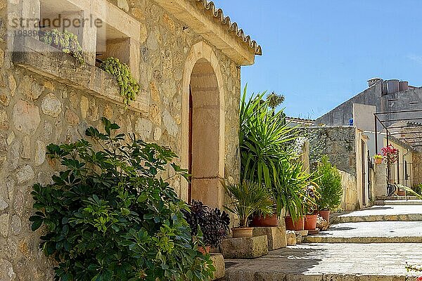 Kleine Straße und Haus in der Ortschaft Campanet im Norden von Mallorca