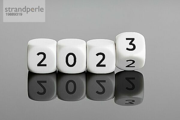 Umdrehen des White Cube Blocks für den Wechsel von 2022 zu 2023. Das neue Jahr kommt Konzept