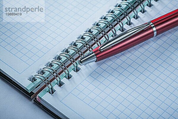 Spiralkontrollierter Notizblock Stift Draufsicht