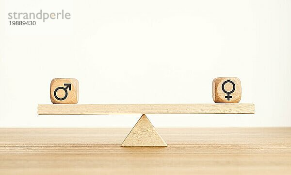 Gleichstellungskonzept. Holzblock mit Geschlechtssymbol auf einer Wippe. Raum kopieren