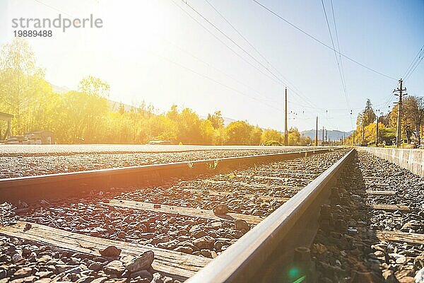 Landschaft einer alten verlassenen Eisenbahn im Herbst. Warmes Licht  nachhaltiges Reisen