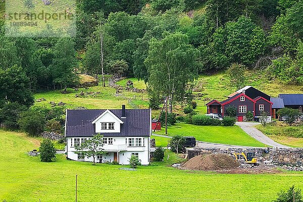 Norwegische Häuser  Dorflandschaft bei Flam  Norwegen. Grüne Hügel Wiesen und Bäume