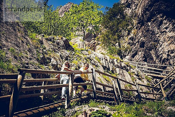 Mixnitz  Pernegg Mur  Steiermark  Österreich  18.05.2017: Blick auf Wasserfallweg entlang Bergbach. Menschen gehen entlang des Baches auf einer Holzbrücke. Touristischer Ort. Reiseziel  Europa