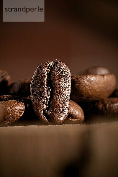 Kaffeebohne auf dunklem Hintergrund