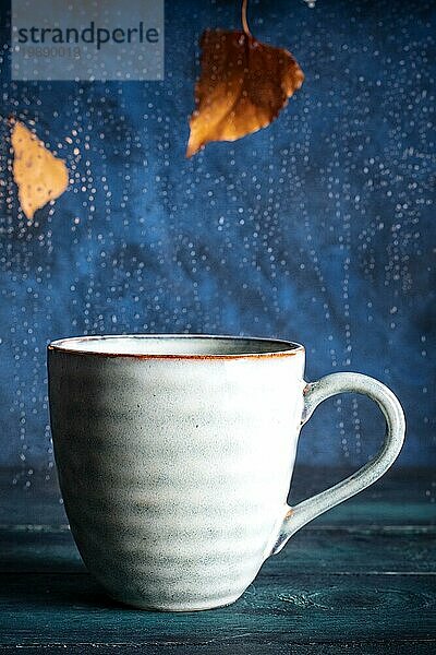 Herbstblätter  Regen und eine Tasse Tee  ein Herbststillleben