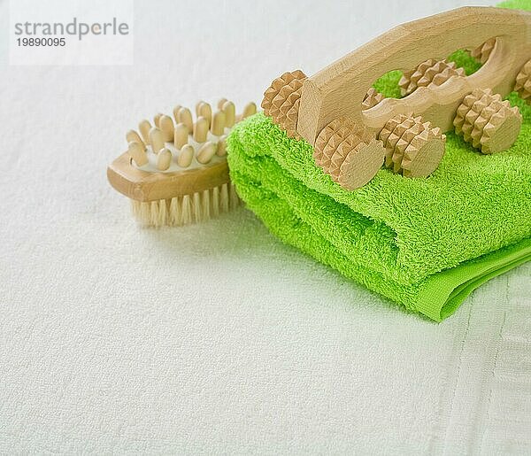 Bürste und Massagegerät mit grünem Handtuch