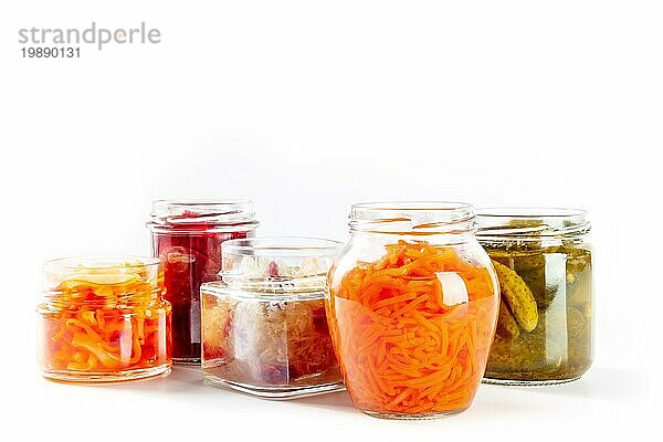 Fermentierte  probiotische Lebensmittel auf weißem Hintergrund. Gemüse in Dosen. Eingelegte Karotten  Sauerkraut und andere Bio Konserven in Einmachgläsern. Gesundes veganes Kochkonzept mit Kopierraum