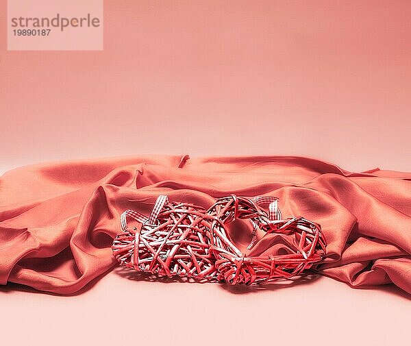 Valentinstag Dekor roten Herzen auf rosa Stoff Liebe romantischen Hintergrund Nahaufnahme isoliert