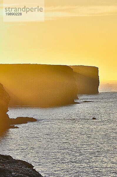 Der Kilkee Cliff Walk ist eine landschaftlich reizvolle  2 bis 3 Stunden dauernde (8 km)  mittelschwere Rundwanderung entlang der Kilkee Cliffs  die am Diamond Rocks Café  Pollock Holes Parkplatz  beginnt