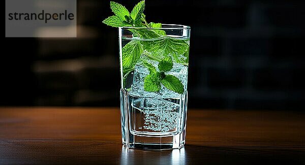 Ein Glas Wasser mit frischen Minzblättern steht auf einer hölzernen Oberfläche  die von natürlichem Licht erhellt wird und ein Gefühl von Erfrischung und Einfachheit vermittelt  das Ai erzeugt hat