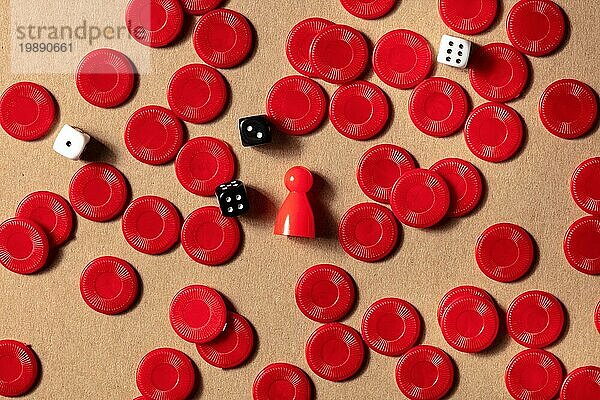 Brettspiele flat lay  Aufnahme von oben. Rote Spielsteine und Würfel auf einem braunen Hintergrund