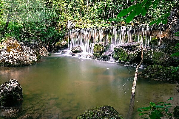 Schöner Bergwasserfall im Wald  Langzeitbelichtung. Österreich