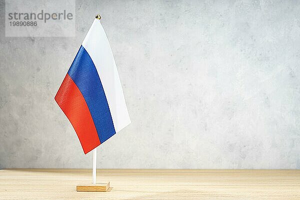 Russland Tischflagge auf weißer Strukturwand. Kopierraum für Text  Entwürfe oder Zeichnungen