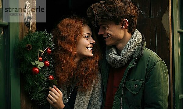 Junges Paar lächelnd zusammen in der Nähe von Haus Tür mit Mistelzweig geschmückt. Weihnachtsferien Ai erzeugt