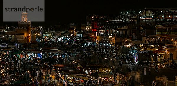 Ein Bild des Jemaa el Fna Platzes  bei Nacht (Marrakesch)