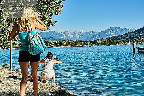 Zwei Girls schießen Fotos von Bergen am Wörthersee Klagenfurt