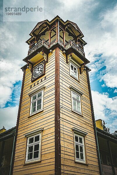 Iwonicz Zdroj  Polen  13.08.2019: Altstadt in Polen Iwonicz Zdroj. Blick auf den alten hölzernen Uhrenturm des Rathauses. Touristisches Ziel  Europa