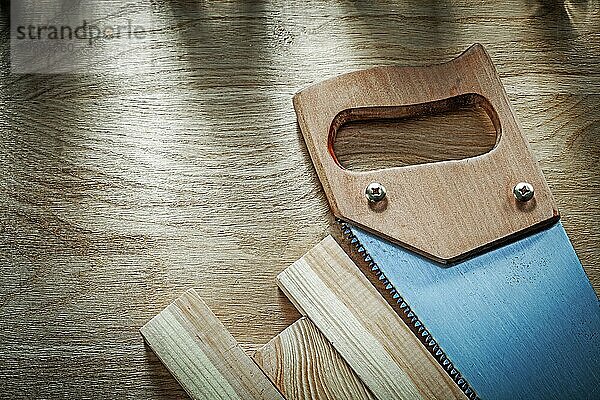Handsäge Holzbretter auf Holzplatte Baukonzept