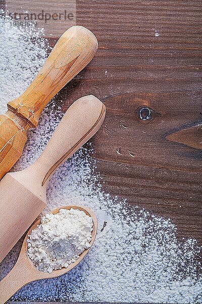 Copyspace Bild Holzlöffel mit weißen natürlichen Mehl und Nudelholz auf Vintage Board Essen und Trinken Konzept