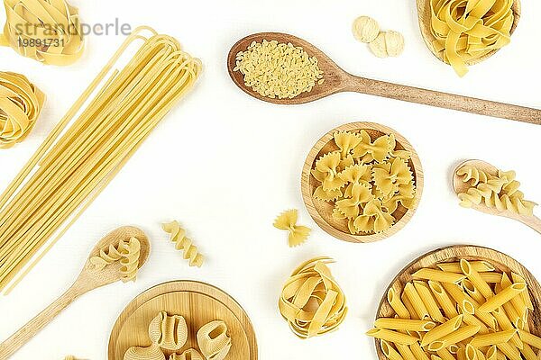 Ein Overhead Foto von verschiedenen Arten von Nudeln  einschließlich Spaghetti  Penne  Fusilli  und andere  die einen Rahmen  Schuss von oben auf einem weißen Hintergrund mit Kopie Raum