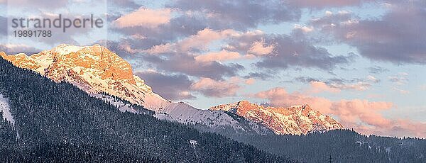 Idyllische Szenerie mit verschneiten Bergen in der Abendsonne  Alpen  Österreich  Europa