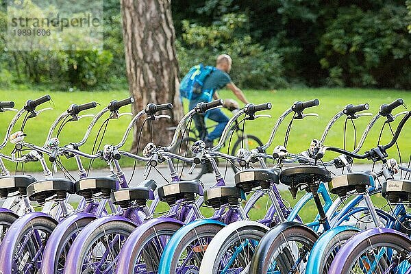 Reihe von Fahrrädern im Verleih  städtische Mobilität