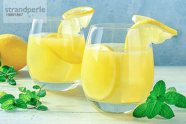 Limonade. Hausgemachtes frisches Zitronengetränk mit Minze. Gesundes Bio Entgiftungsgetränk. Natürliche Entgiftung am Morgen