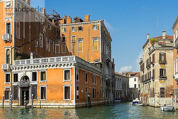 VENEDIG  ITALIEN  12. OKTOBER : Bunte Gebäude entlang eines Kanals in Venedig am 12. Oktober 2014. Zwei nicht identifizierte Personen