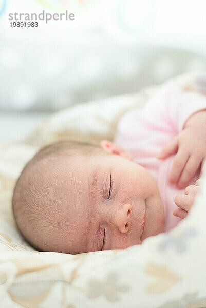 Schlafendes neugeborenes Baby. Nettes kleines Mädchen eine Woche alt zu Hause. Adorable liegend auf der Seite mit Decke bedeckt. Keine Retusche  neugeborene trockene Haut