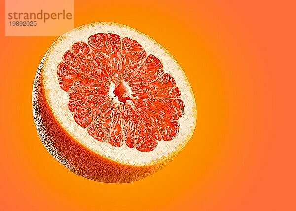 Grapefruit Nahaufnahme vororangem Hintergrund. Sehr detaillierte Makroaufnahme mit Motiv auf der linken Seite und Kopierraum auf der rechten Seite