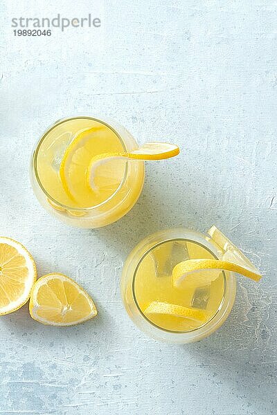 Limonade. Hausgemachtes frisches Getränk mit Zitrone  von oben geschossen  mit Platz für Text. Erfrischendes hausgemachtes Detox Getränk mit Zitrusfrüchten