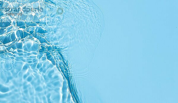 Blaue abstrakte Hintergrundtextur mit Wasserkräuseln und Wellen. Raum kopieren. Ansicht von oben