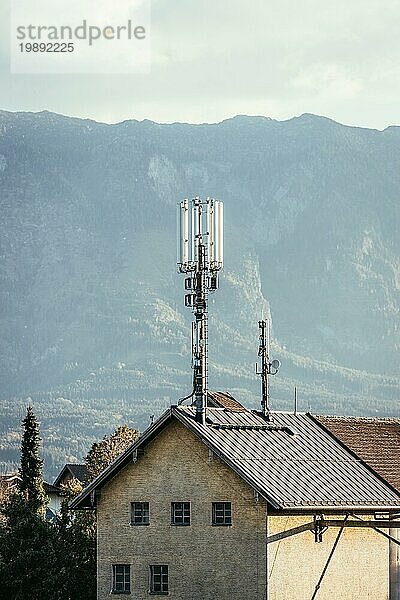 Kommunikationssender auf dem Dach eines Hauses