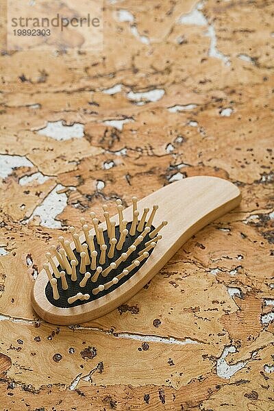 Eine Haarbürste auf Korkholz