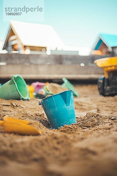 Kinder Plastikspielzeug im Sandkasten. Dreckeimer  selektiver Fokus