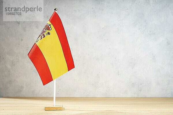 Spanienflagge auf weißer  strukturierter Wand. Kopierraum für Text  Entwürfe oder Zeichnungen