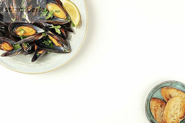 Marinara Muscheln  moules mariniere  Aufnahme von oben auf einem weißen Hintergrund mit geröstetem Brot und Kopierbereich  belgische Food Design Vorlage