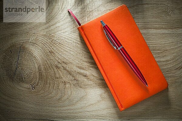 Orangefarbener Notebook Stift Draufsicht