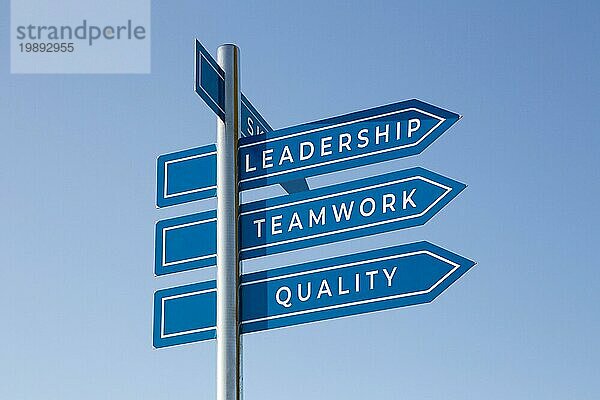 Führung  Teamarbeit und Qualität Worte auf Wegweiser vorHimmel Hintergrund. Management Erfolg Konzept