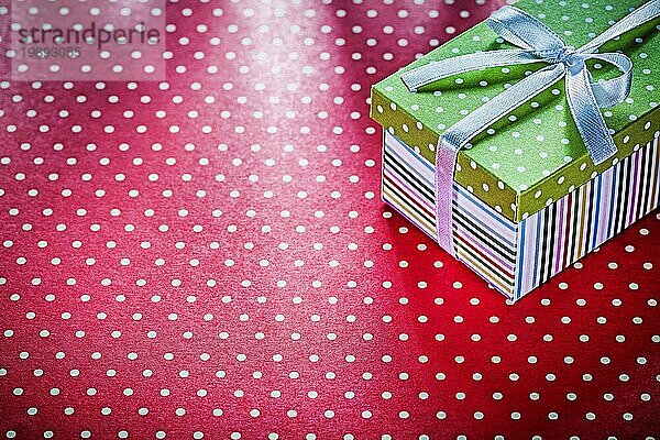 Geschenkkarton auf rotem Stoff Draufsicht Feiern Konzept